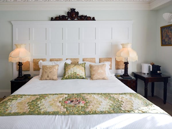 Haven Hall Hotel W. Churchill Room 2 bed with quilt