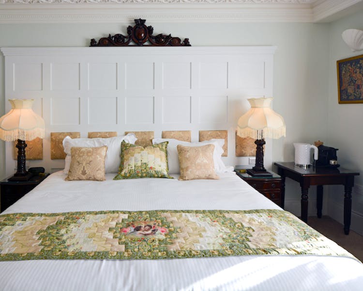 Haven Hall Hotel W. Churchill Room 2 bed with quilt