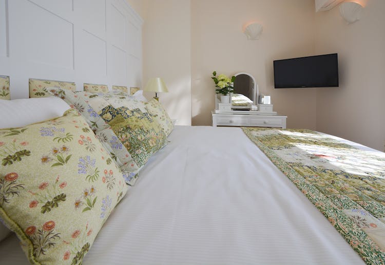 Haven Hall Hotel Garden Suite 4 bed pillows