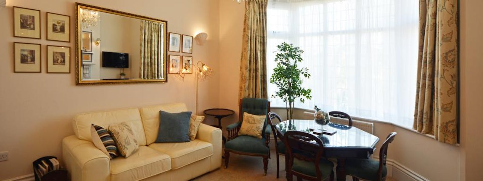 Haven Hall Hotel. Geranium Suite living room