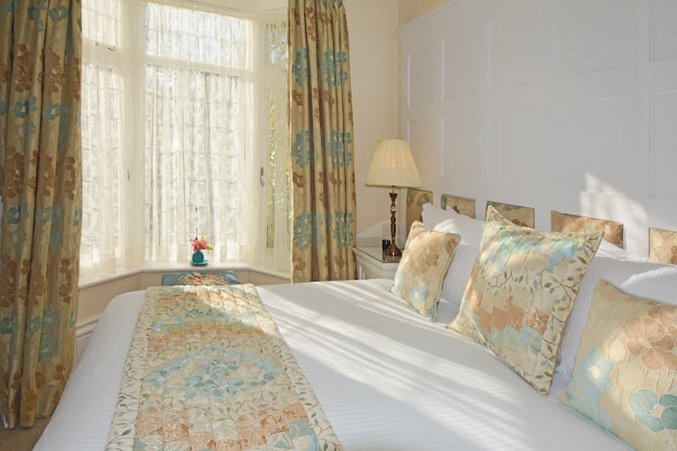 Haven Hall Hotel Garden Suite 2 bed pillows & quilt