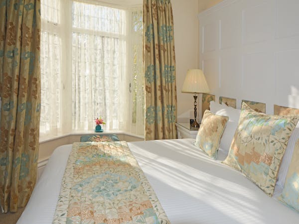 Haven Hall Hotel Garden Suite 2 bed pillows & quilt