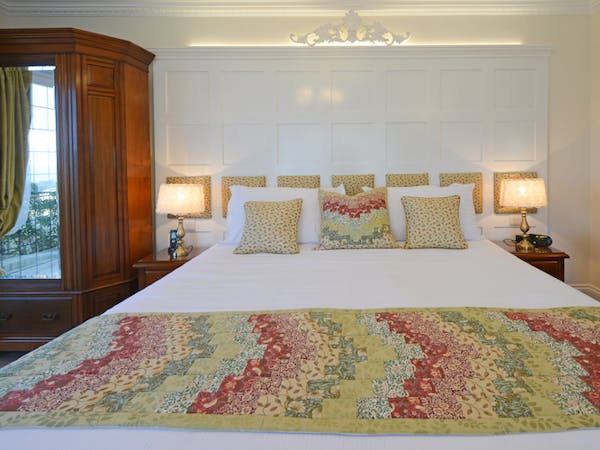 Haven Hall Hotel Sea View 1 Bedroom quilt & pillows