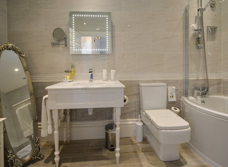 Haven Hall Hotel Garden Suite 4 washstand basin