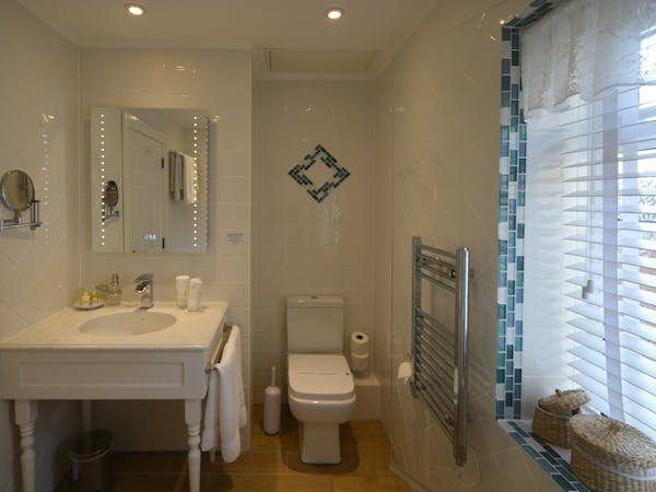 Haven Hall Hotel Sea View 2 Suite bathroom