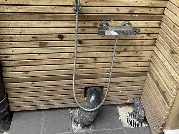 Apartment 1 Pet Shower