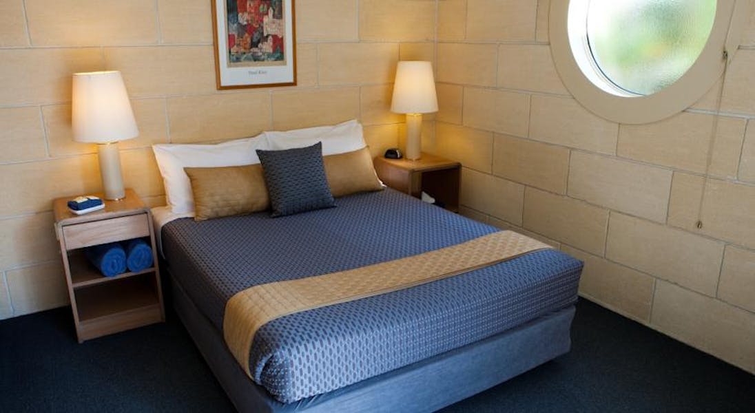 Portside Motel Deluxe Queen Accessible Room queen bed