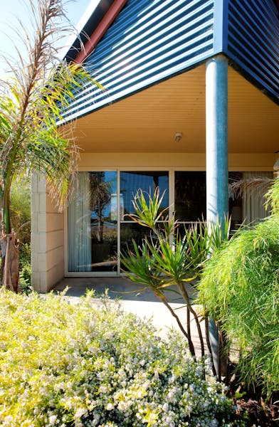 Portside Motel Deluxe Queen Room patio and garden