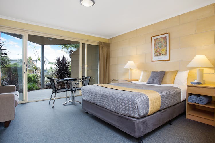 Portside Motel Port Campbell Deluxe Queen room