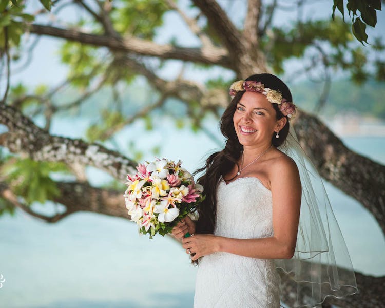 #erakorbeachweddings #weddingceremonyonthebeachsouthpacific #Vanuatutropicalbeachweddings beautiful erakor bride