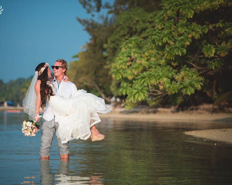 Bride and groom in Erakor Lagoon #erakorbeachweddings #weddingceremonyonthebeachsouthpacific #Vanuatutropicalbeachweddings
