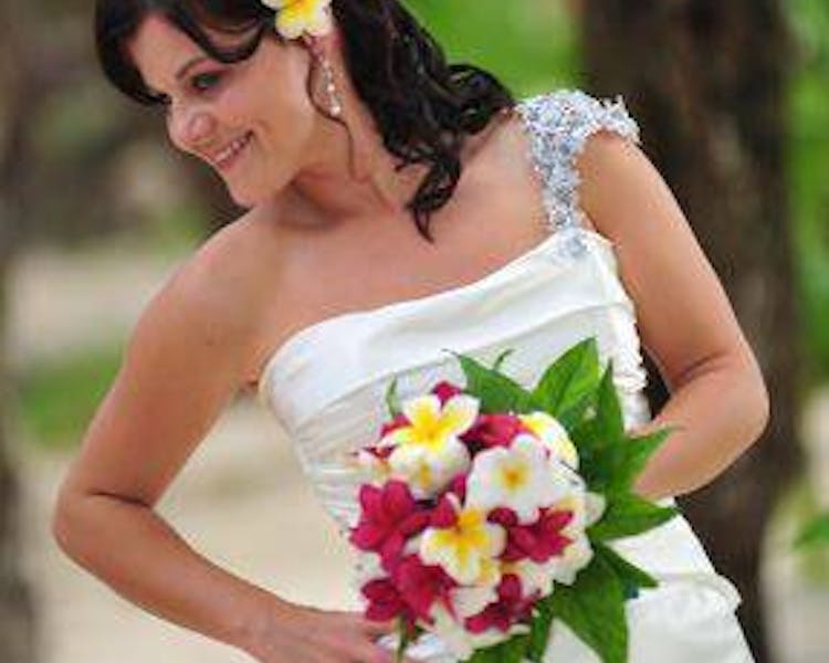 Beautiful bride & bridesmaid bouquets #erakorbeachweddings #weddingceremonyonthebeach #bridalbouquet #vanuatuweddings