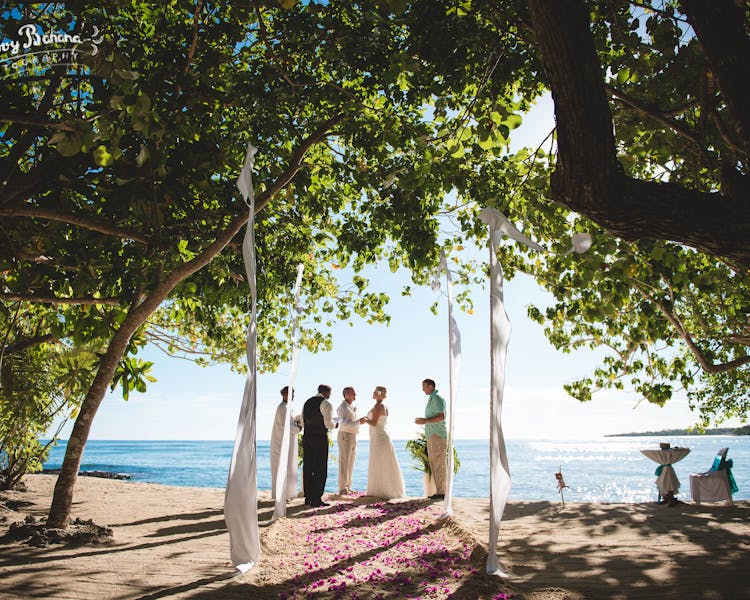 Sunset Beach, scattered floral aisle and Bali Flags #erakorbeachweddings #weddingceremonyonthebeachsouthpacific