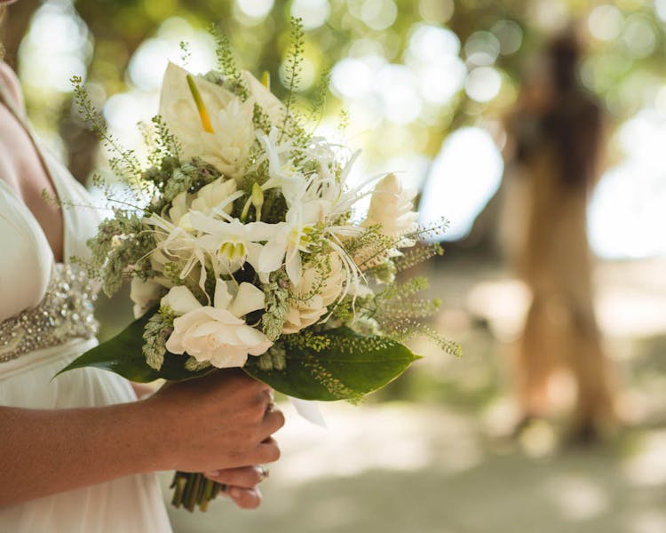 White Bridal Bouquet Erakor Bride #erakorbeachweddings #weddingceremonyonthebeach #tropicalbridalbouquet