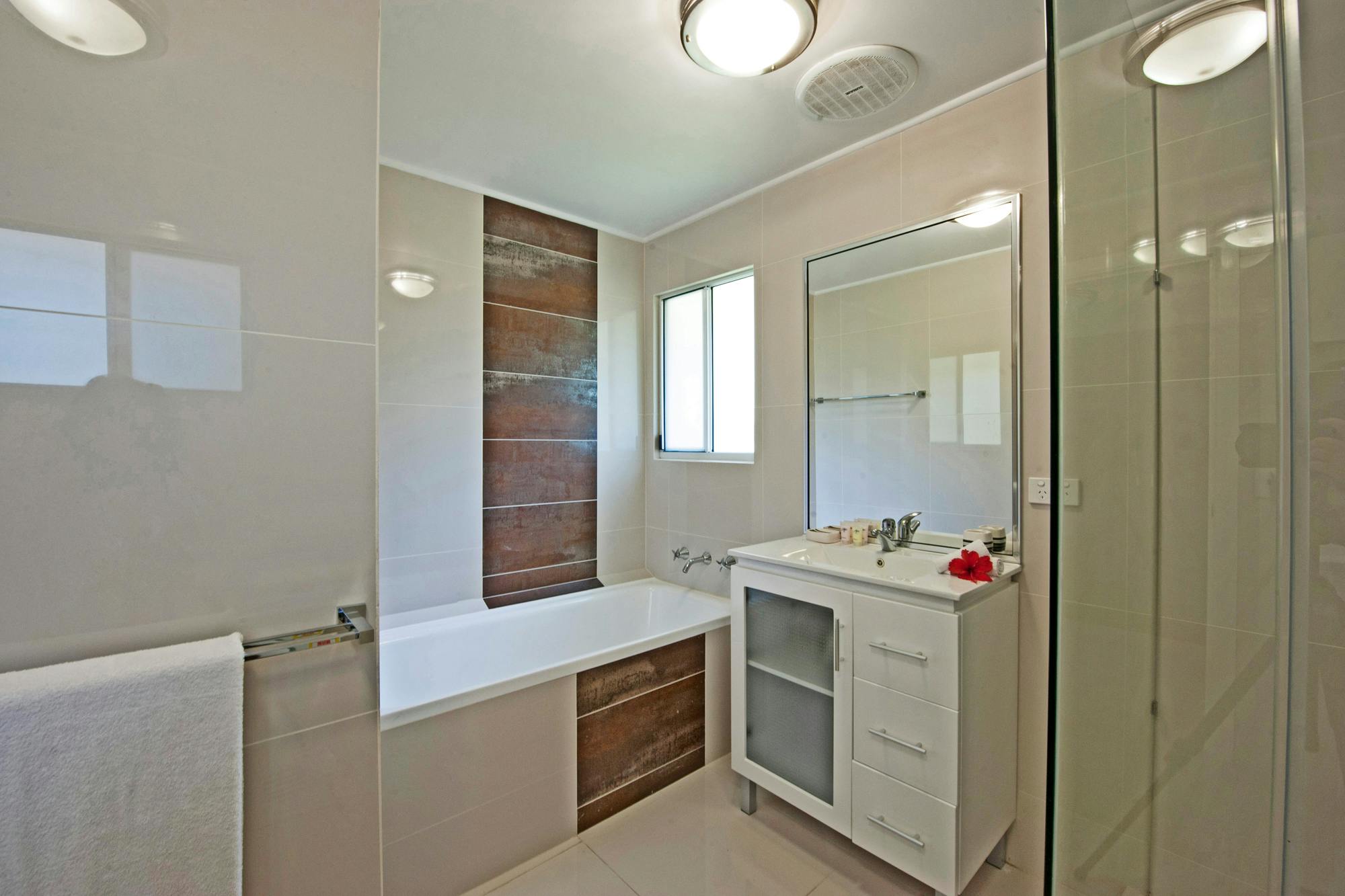 Aqua Blue Beach House - Guest Bathroom erakor island resort & spa #erakorislandresort #vanuatuholidays