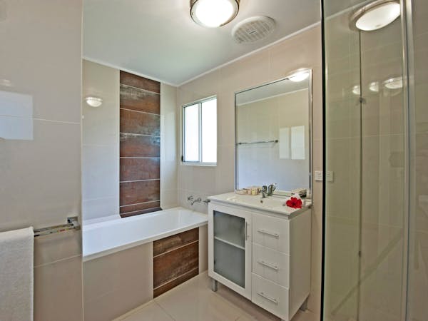 Aqua Blue Beach House - Guest Bathroom erakor island resort & spa #erakorislandresort #vanuatuholidays