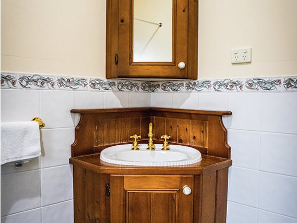 Cottage on the Mall main bathroom
