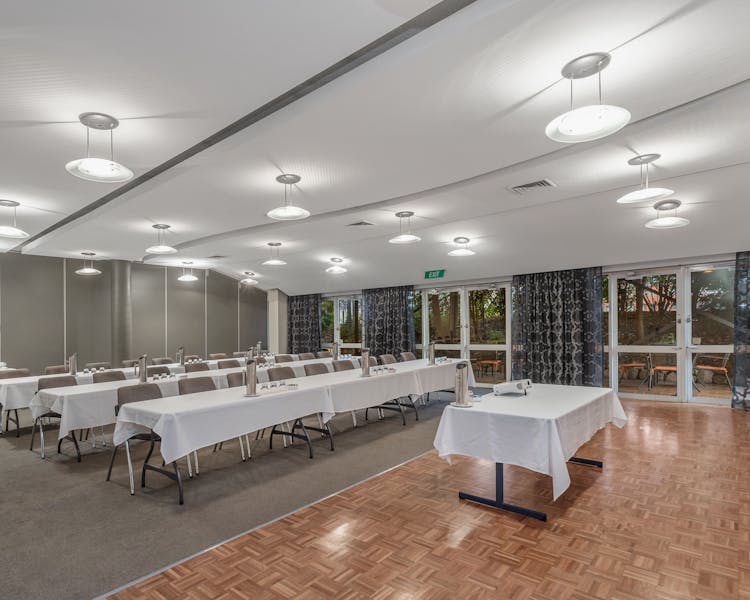 Free parking and WIFI, conference room available for up to 60 delegates
