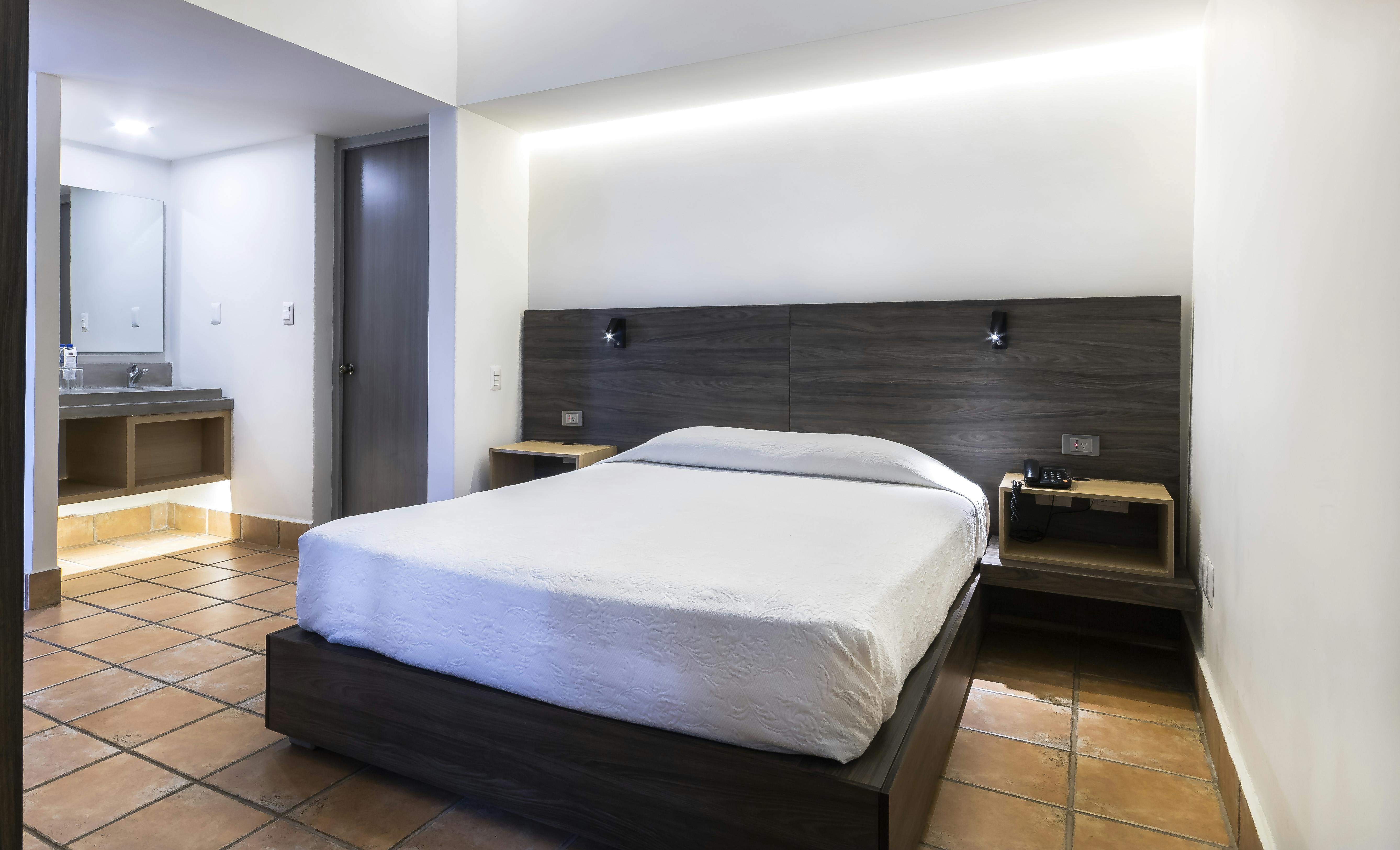 Habitación estándar con cama queen size.