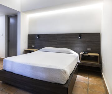 Habitación estándar con cama queen size.