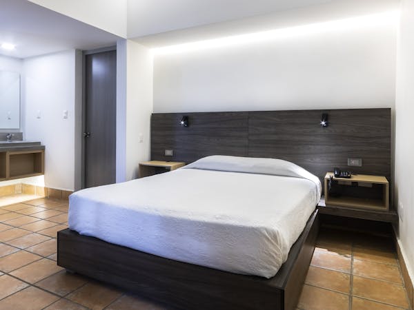 Habitación estándar con cama queen size.