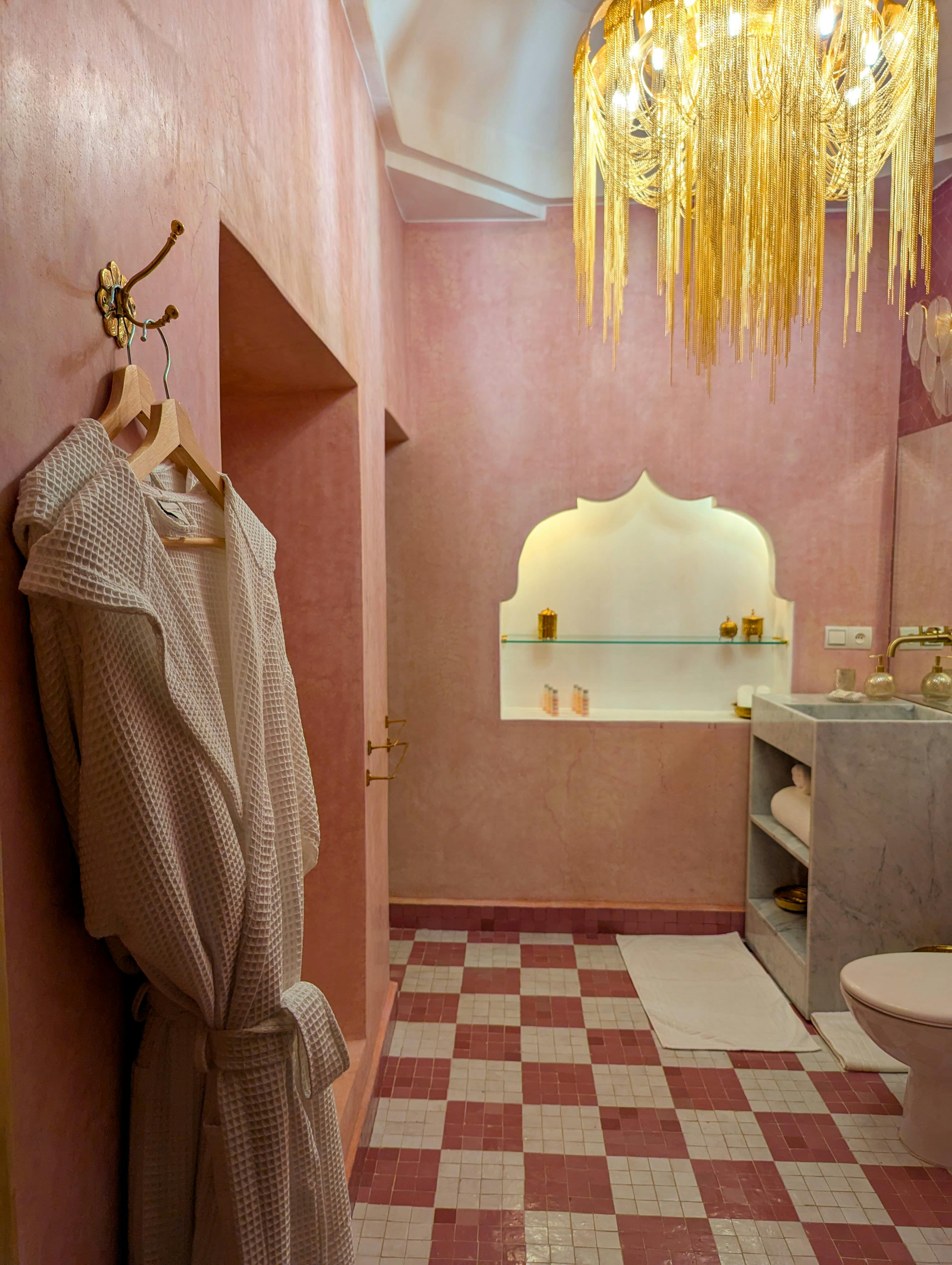 Salle de bain 2 partagée des chambres HENINA et GHAZALA