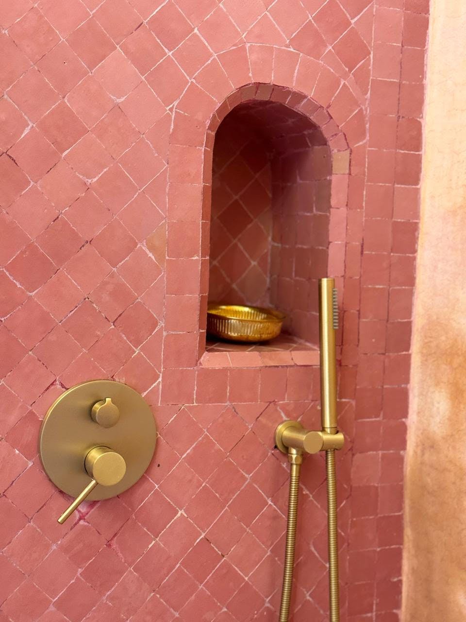 Salle de bain 2 partagée des chambres HENINA et GHAZALA