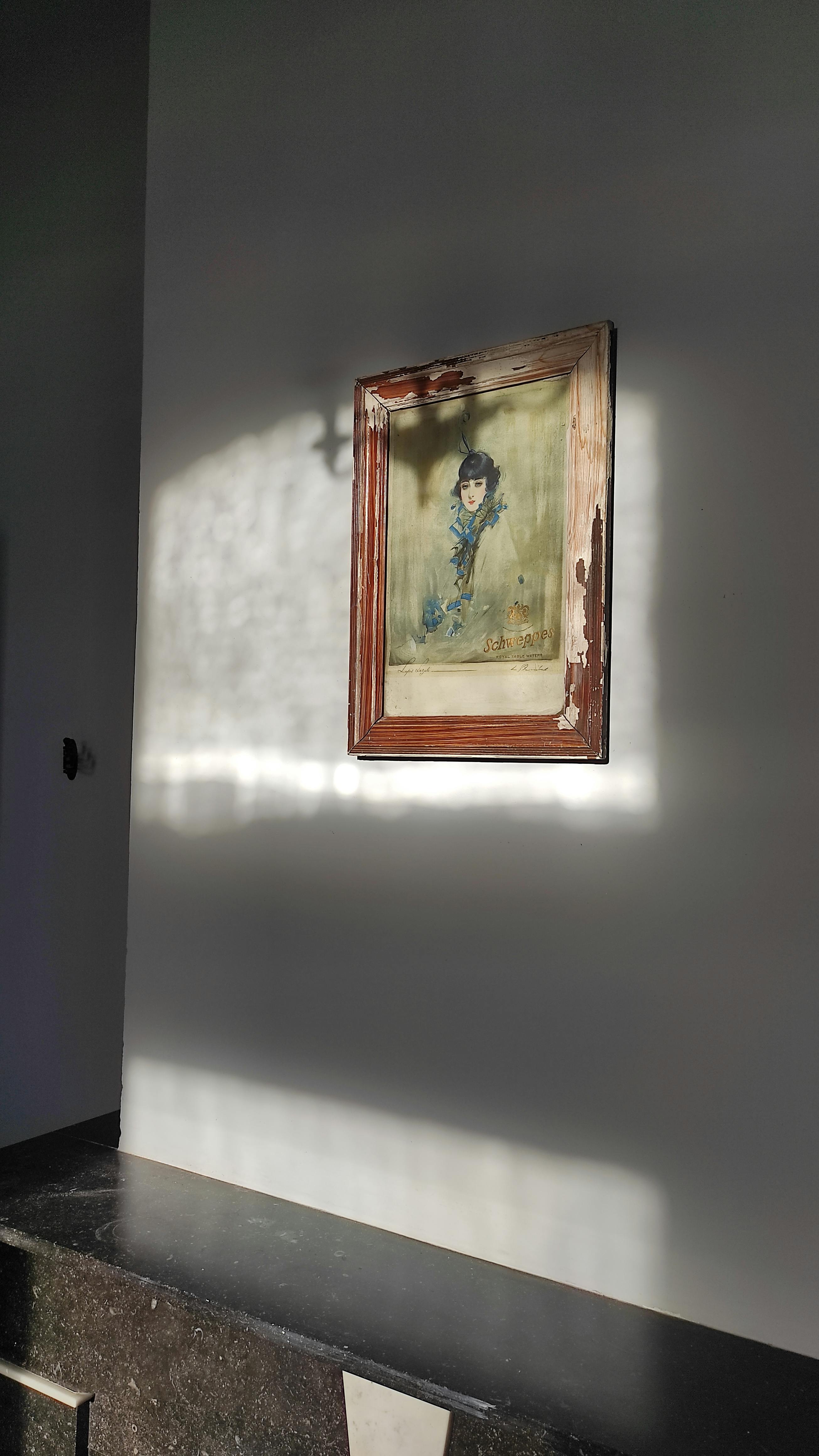 Authentic and charming decoration in one of the cozy rooms for cyclists and hikers at La Maison Vienvenue.