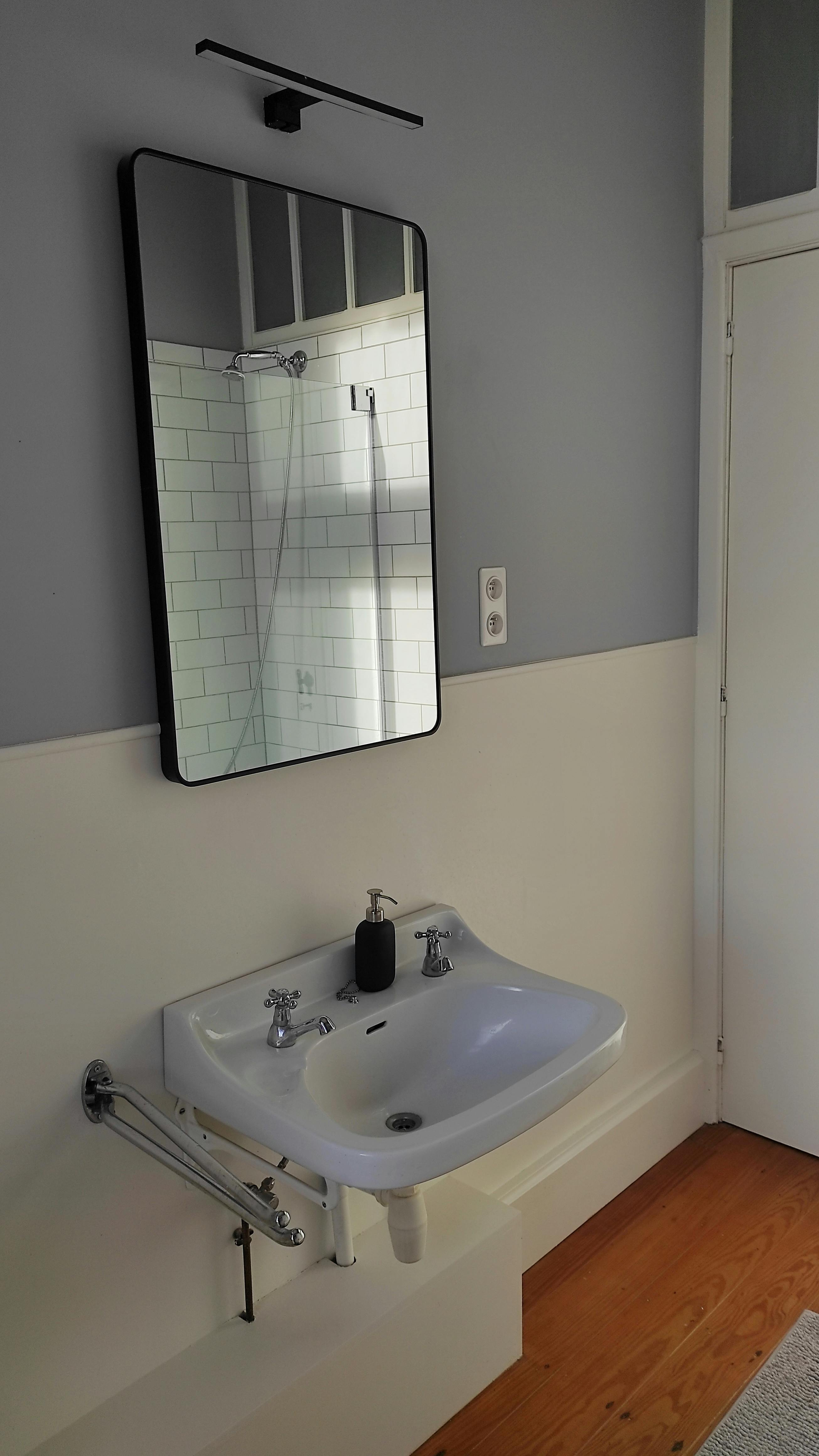 Authentic shared bathroom with bath and shower at La Maison Vienvenue.