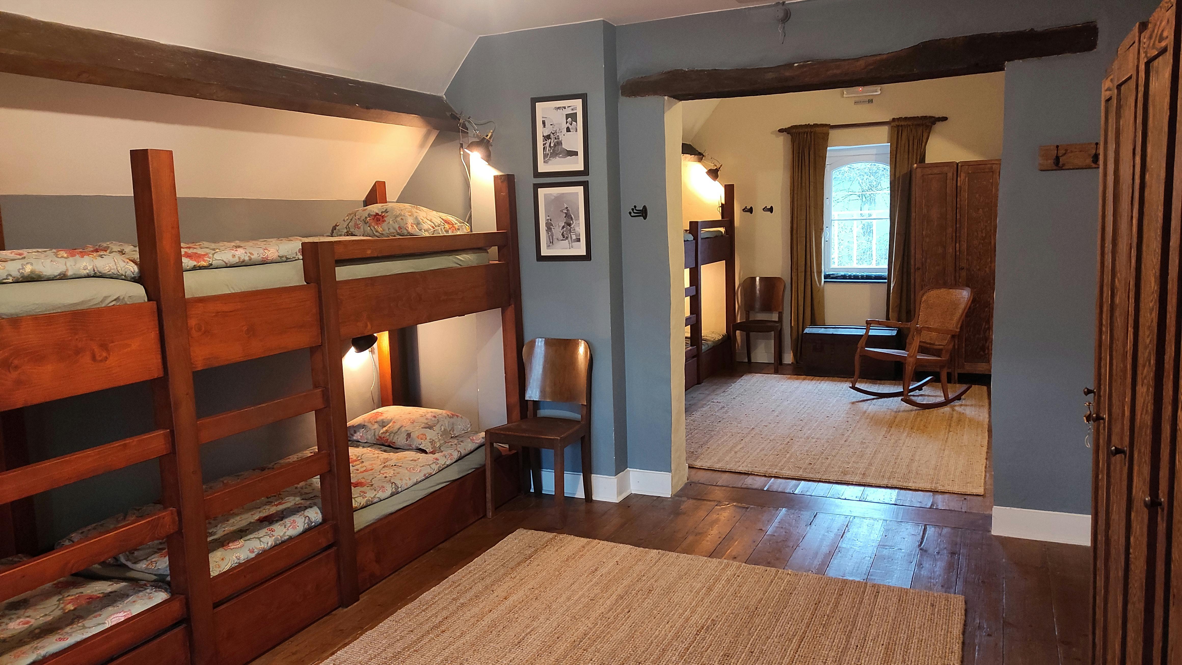 Spacious and comfortable hostel-style room for eight people, ideal for cyclists and hikers, at La Maison Vienvenue.