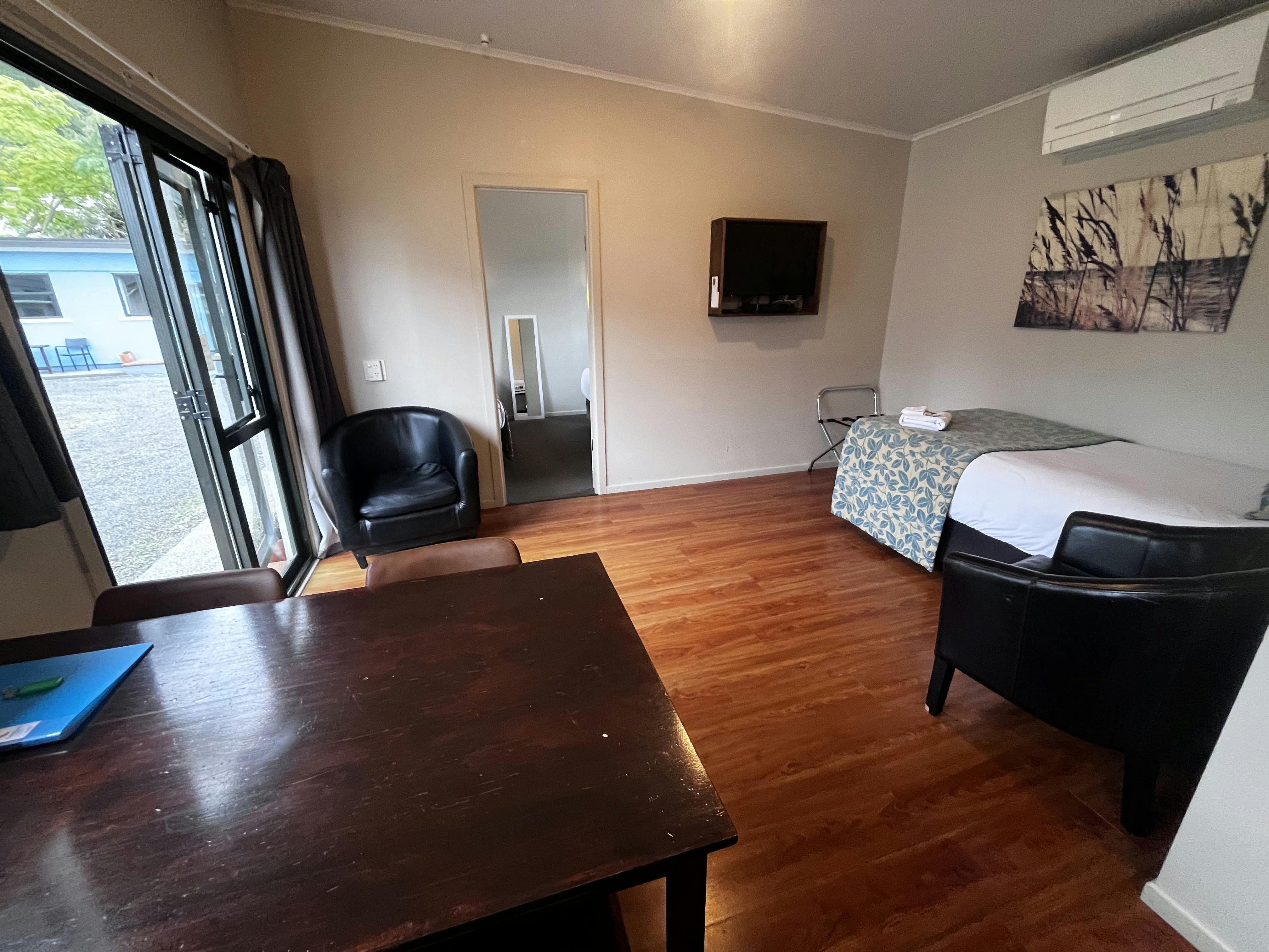 Deluxe Single Bedroom Garden Courtyard