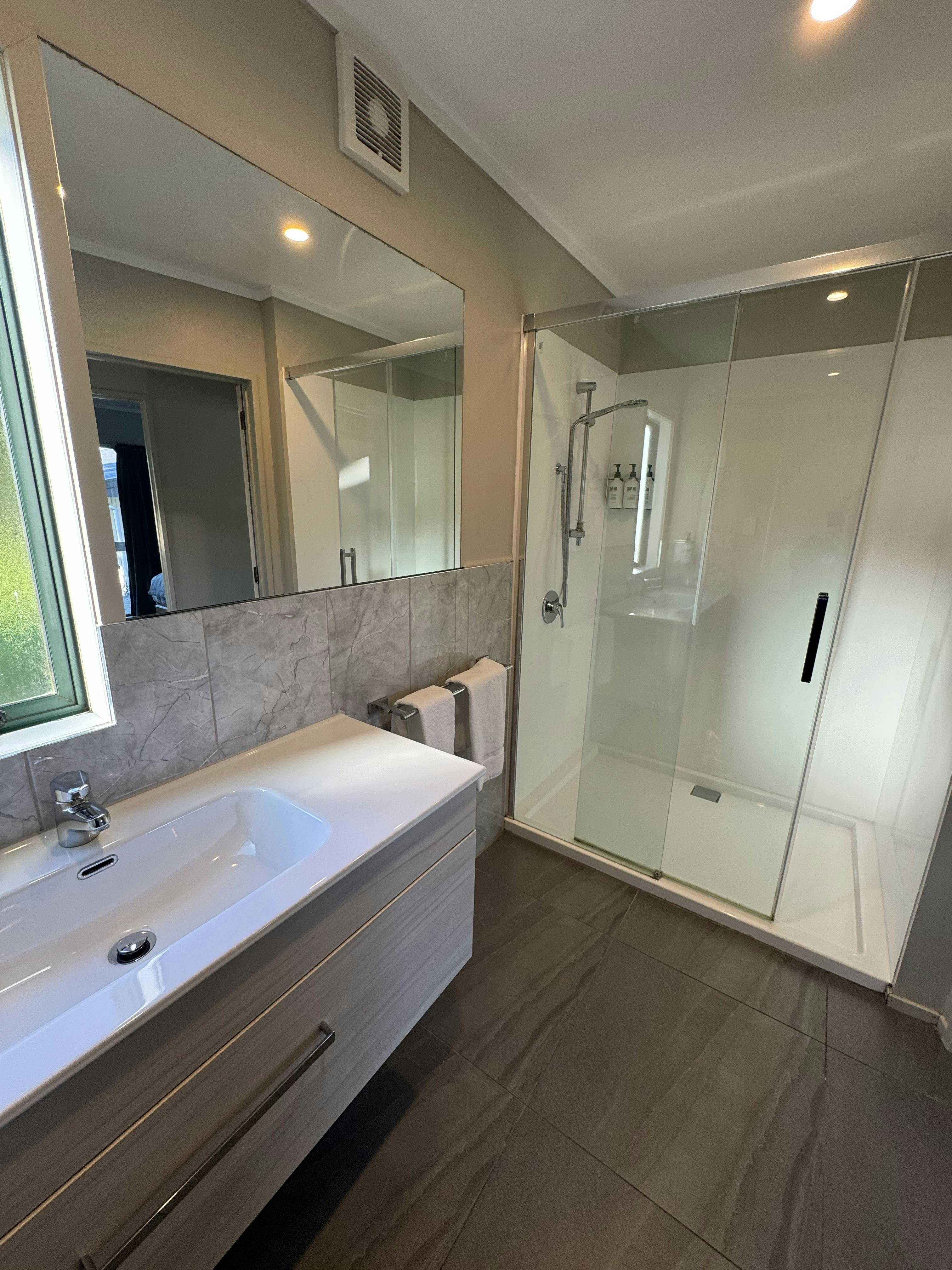 Comfort Inn Sunset, Thames Unit 9.Three Bedroom Family Cottage