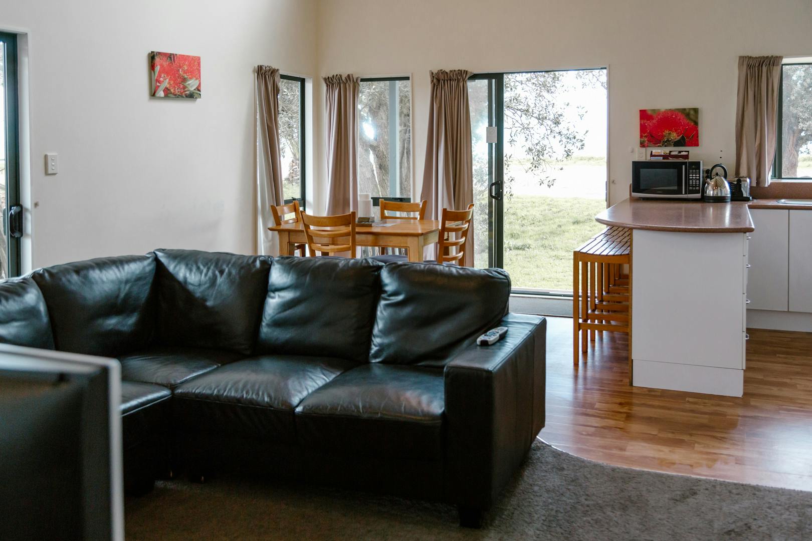 Sunset Motel, Thames. Three bedroom family cottage.