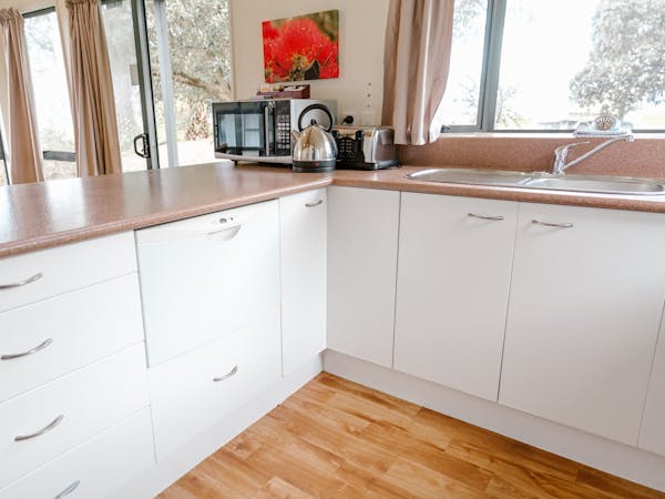 Sunset Motel, Thames