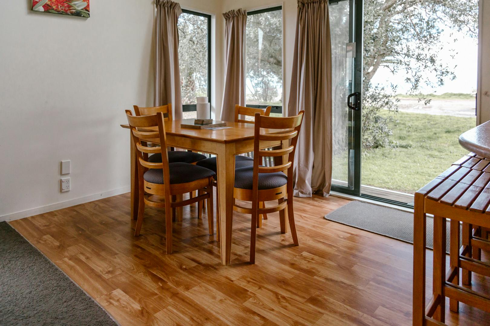 Sunset Motel, Thames. Three bedroom family cottage.