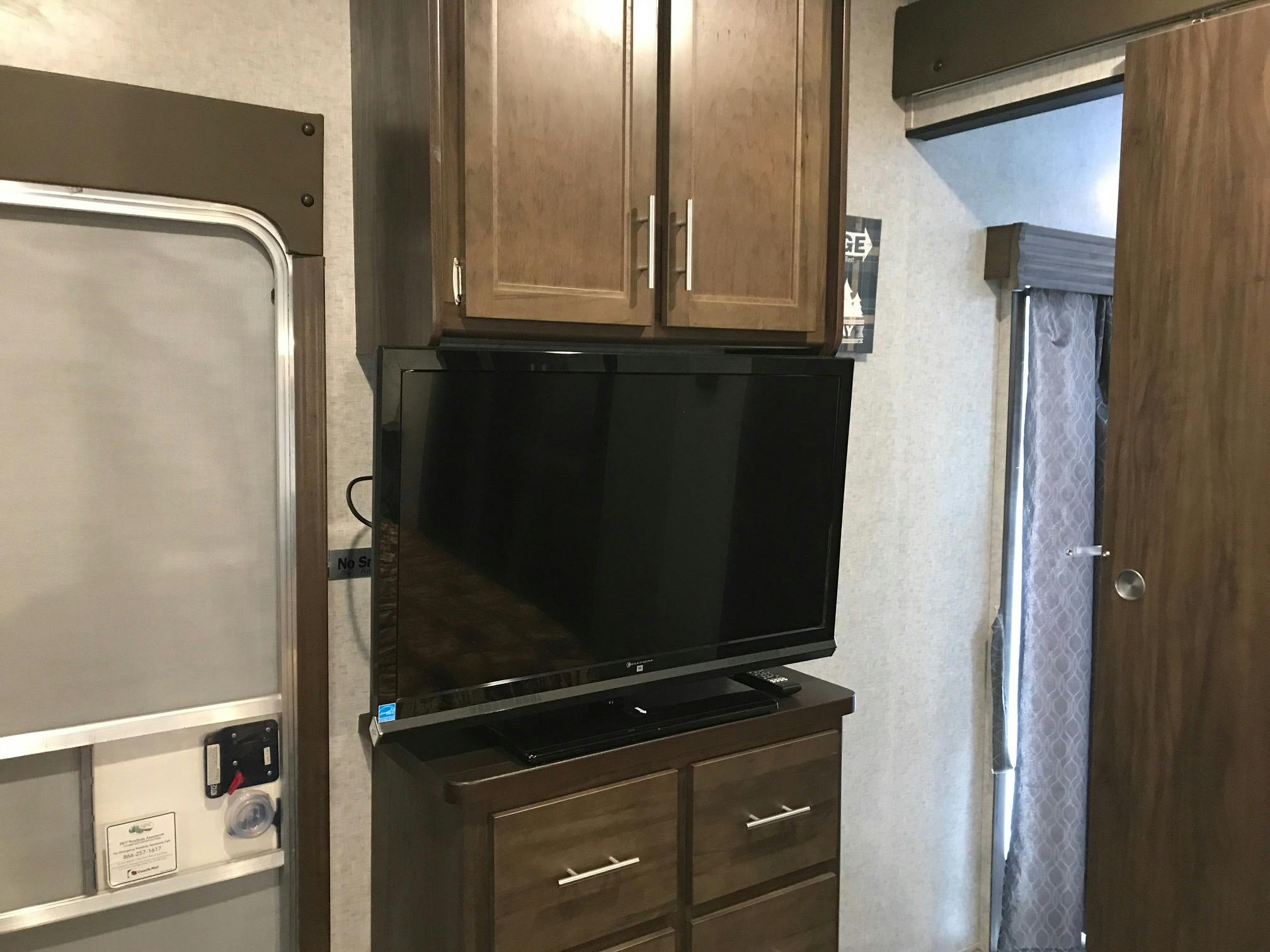 Grand Cherokee Destination RV Cabin Rental at Best Bear Lodge & Campground