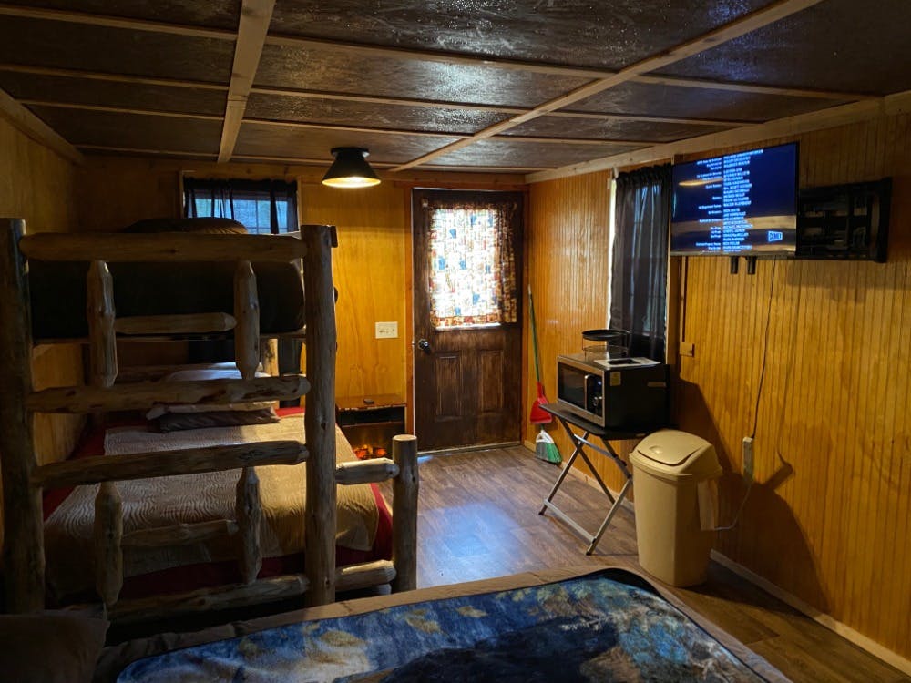 Rickety Ole Shack, Best Bear Lodge & Campground