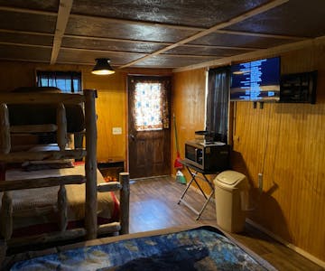 Rickety Ole Shack, Best Bear Lodge & Campground