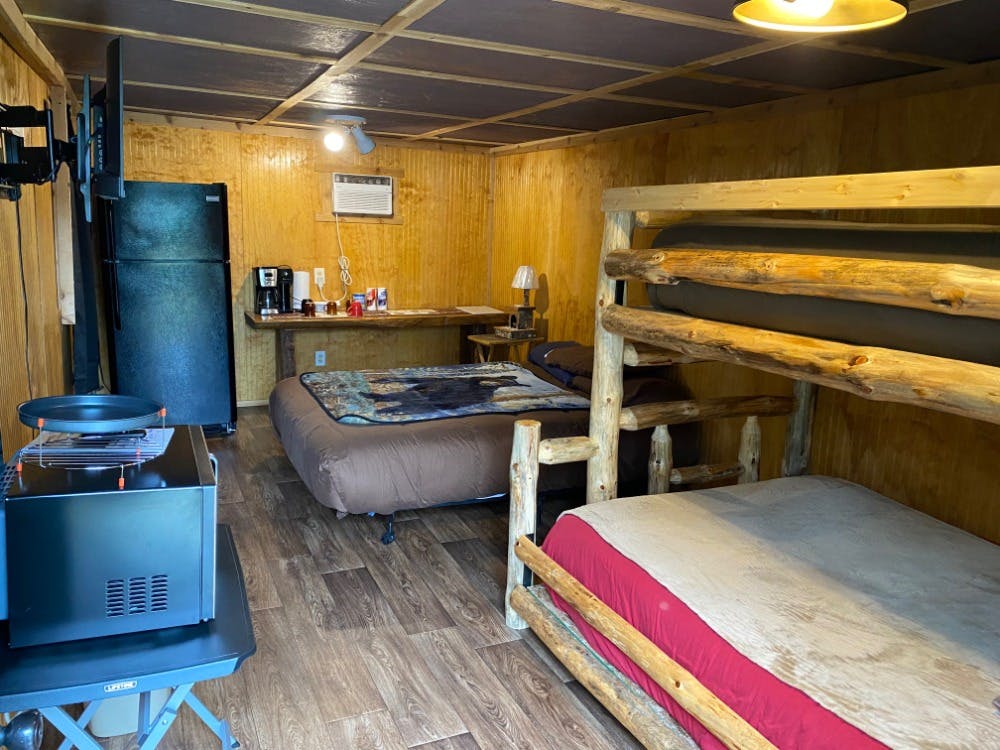 Rickety Ole Shack, Best Bear Lodge & Campground