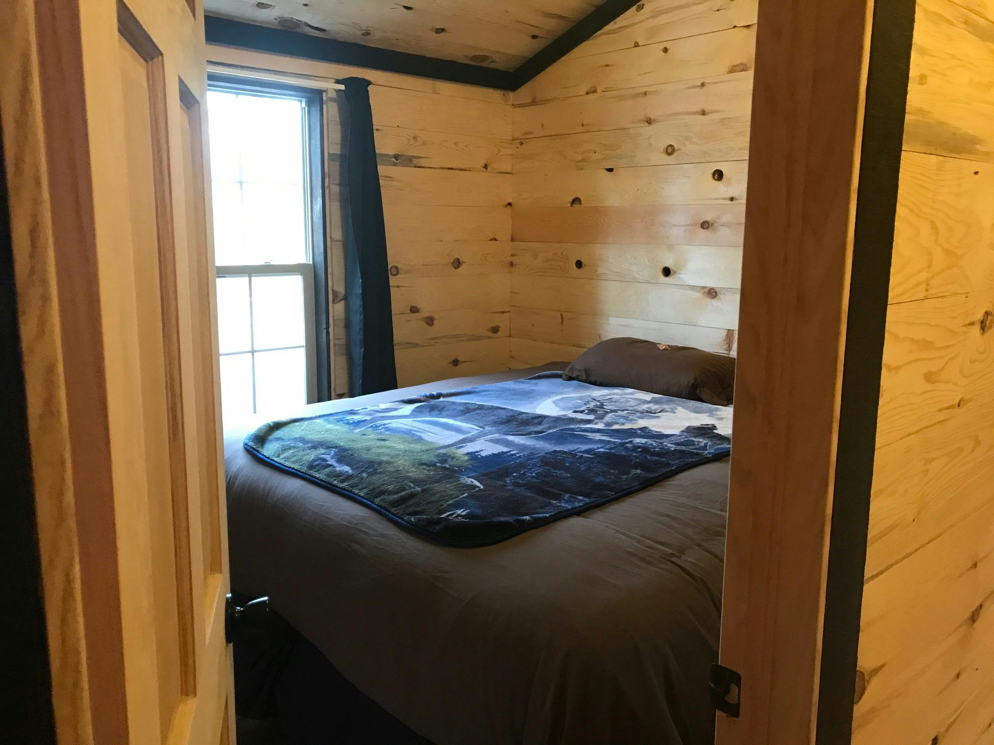 King Bedroom Best Bear Lodge & Campground