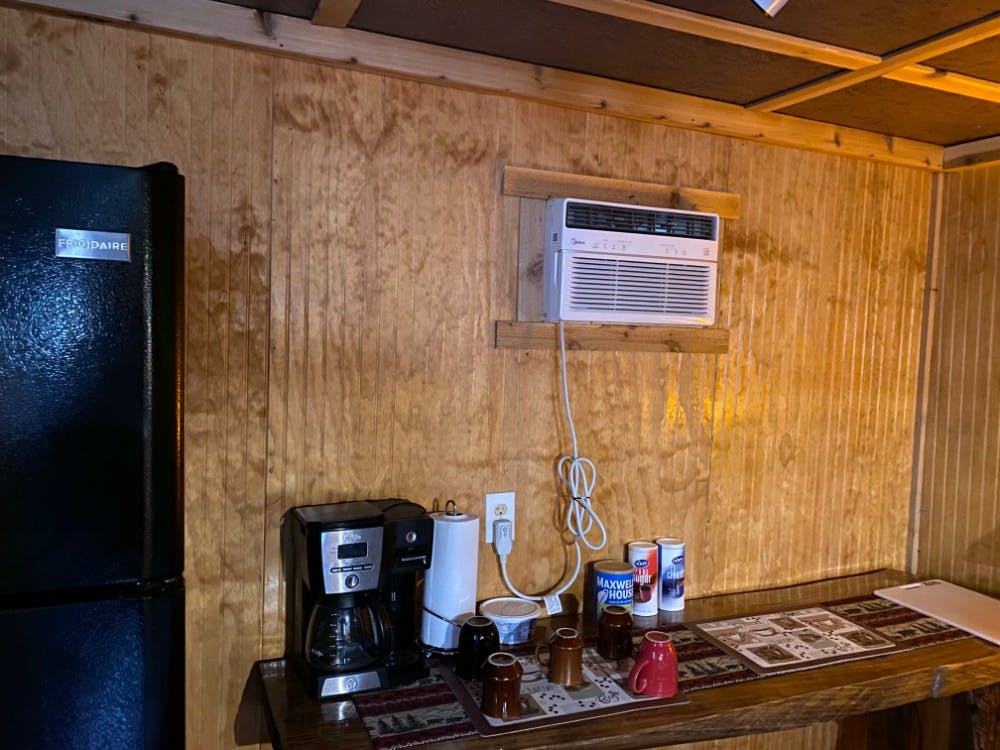 Rickety Ole Shack, Best Bear Lodge & Campground