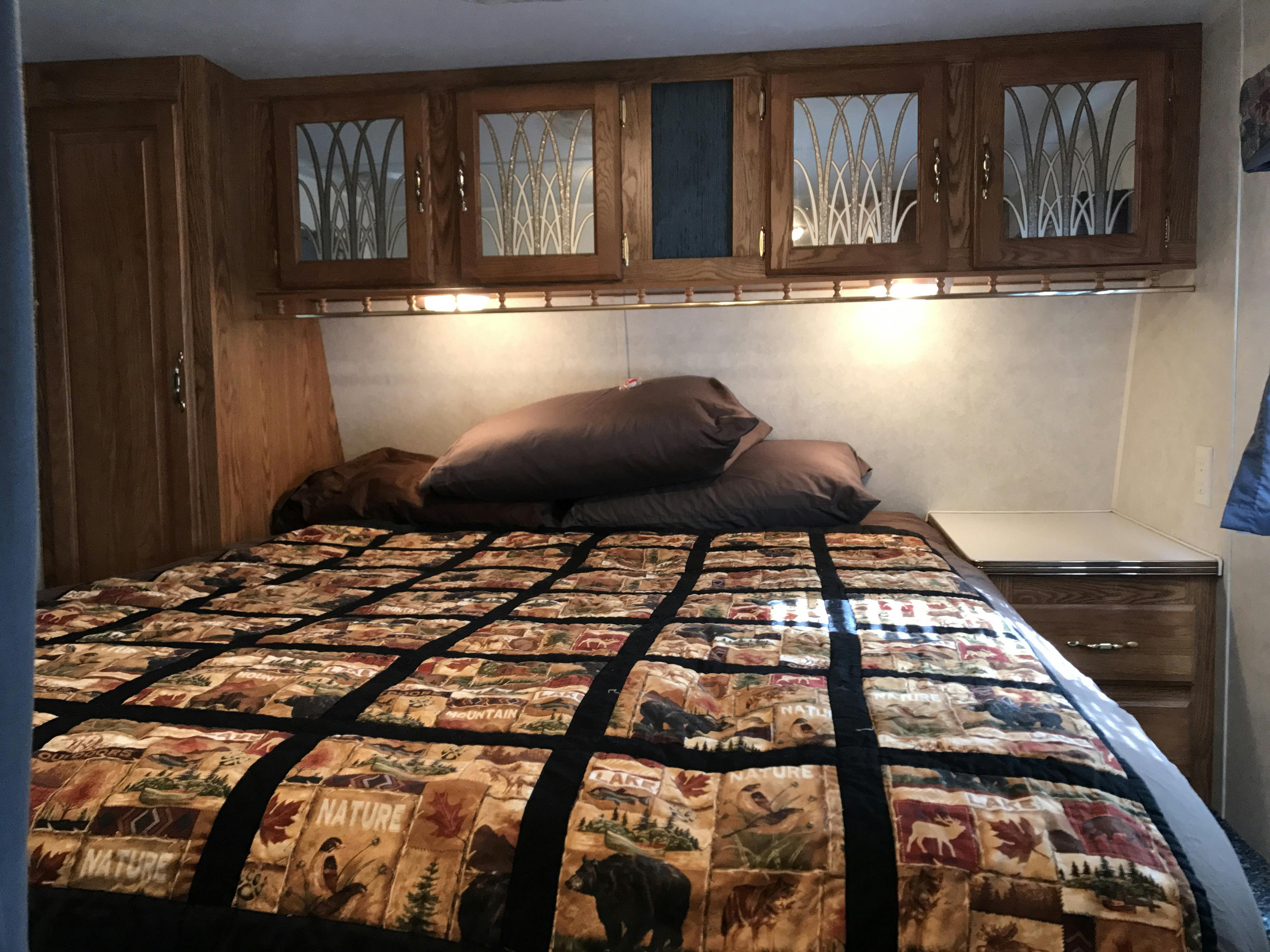 Explore More Destination RV Cabin, Queen Bedroom at Best Bear Lodge & Campground