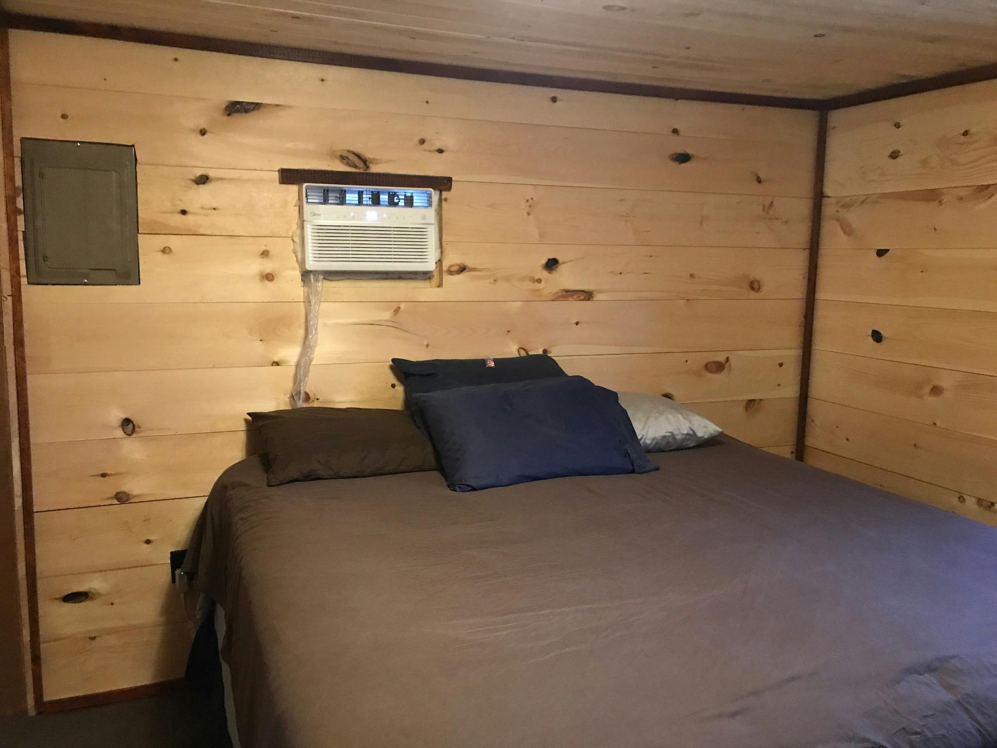 The Grand Daddy Cabin Sleeps Eight, with Two King Bedrooms at Best Bear Lodge & Campground