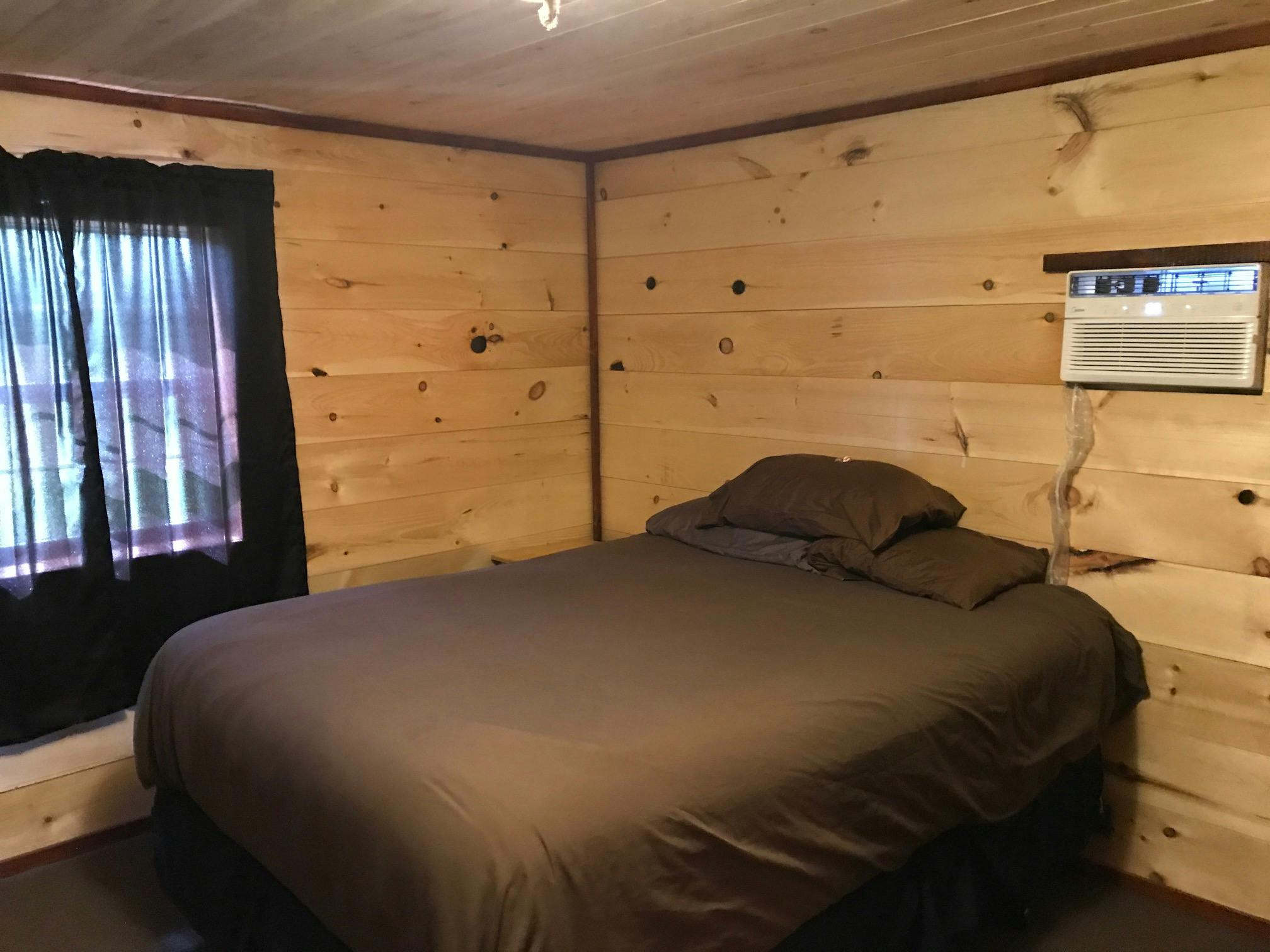 The Grand Daddy Cabin Sleeps Eight, with Two King Bedrooms at Best Bear Lodge & Campground