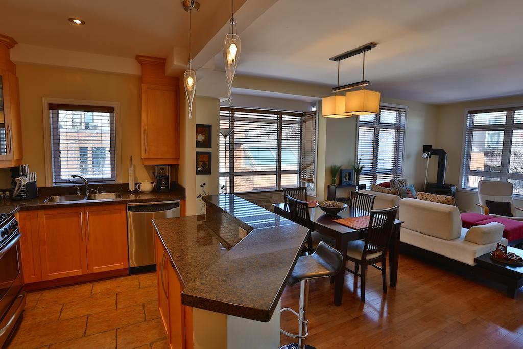 Sunset Suite 403 ApartHotelMontreal AppartHôtelMontréal CITQ 222512 2115 Rue Saint Urbain H2X 2N1 #aparthotelmontreal