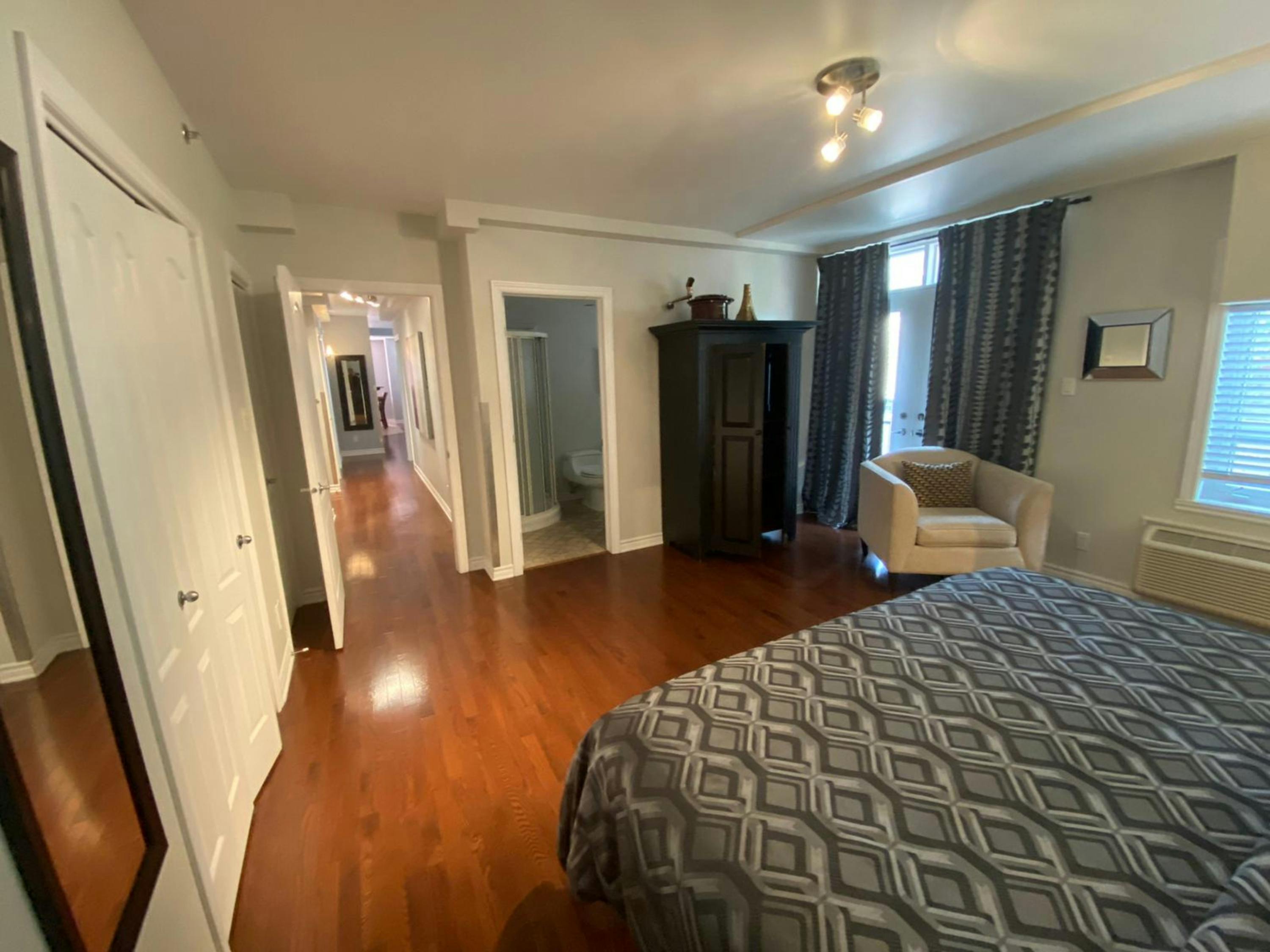 Presidential Suite 302 ApartHotelMontreal AppartHôtelMontréal CITQ 222512 2115 Rue Saint Urbain H2X 2N1 #aparthotelmontreal