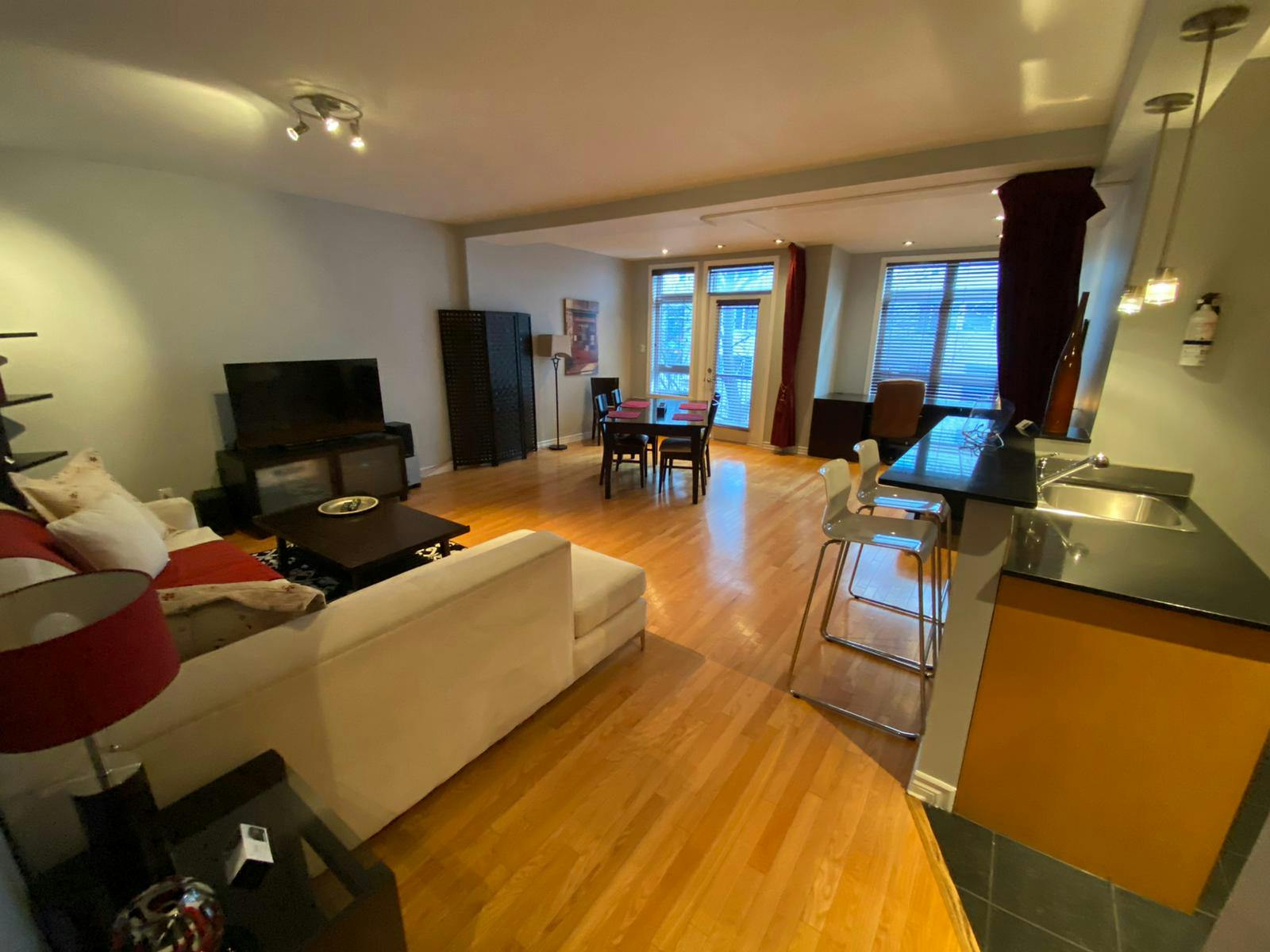 Corporate Suite 301 ApartHotelMontreal AppartHôtelMontréal CITQ 222512 2115 Rue Saint Urbain H2X 2N1 #aparthotelmontreal