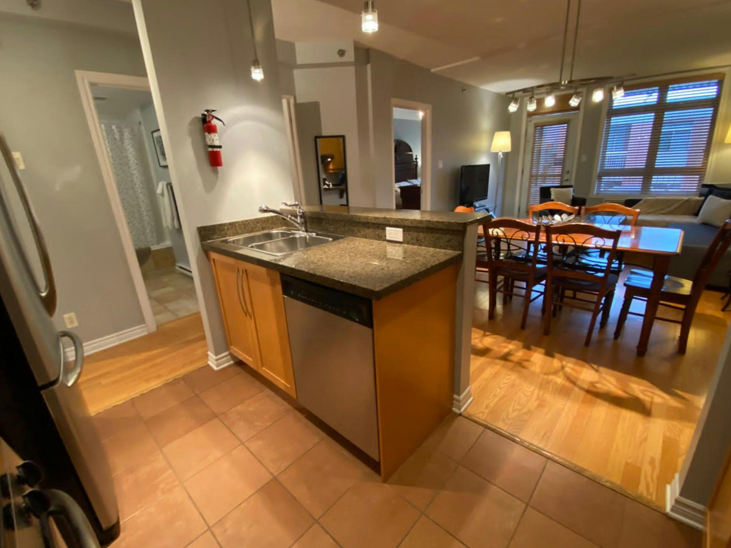 Splendid Suite 304 ApartHotelMontreal AppartHôtelMontréal CITQ 222512 2115 Rue Saint Urbain H2X 2N1 #aparthotelmontreal