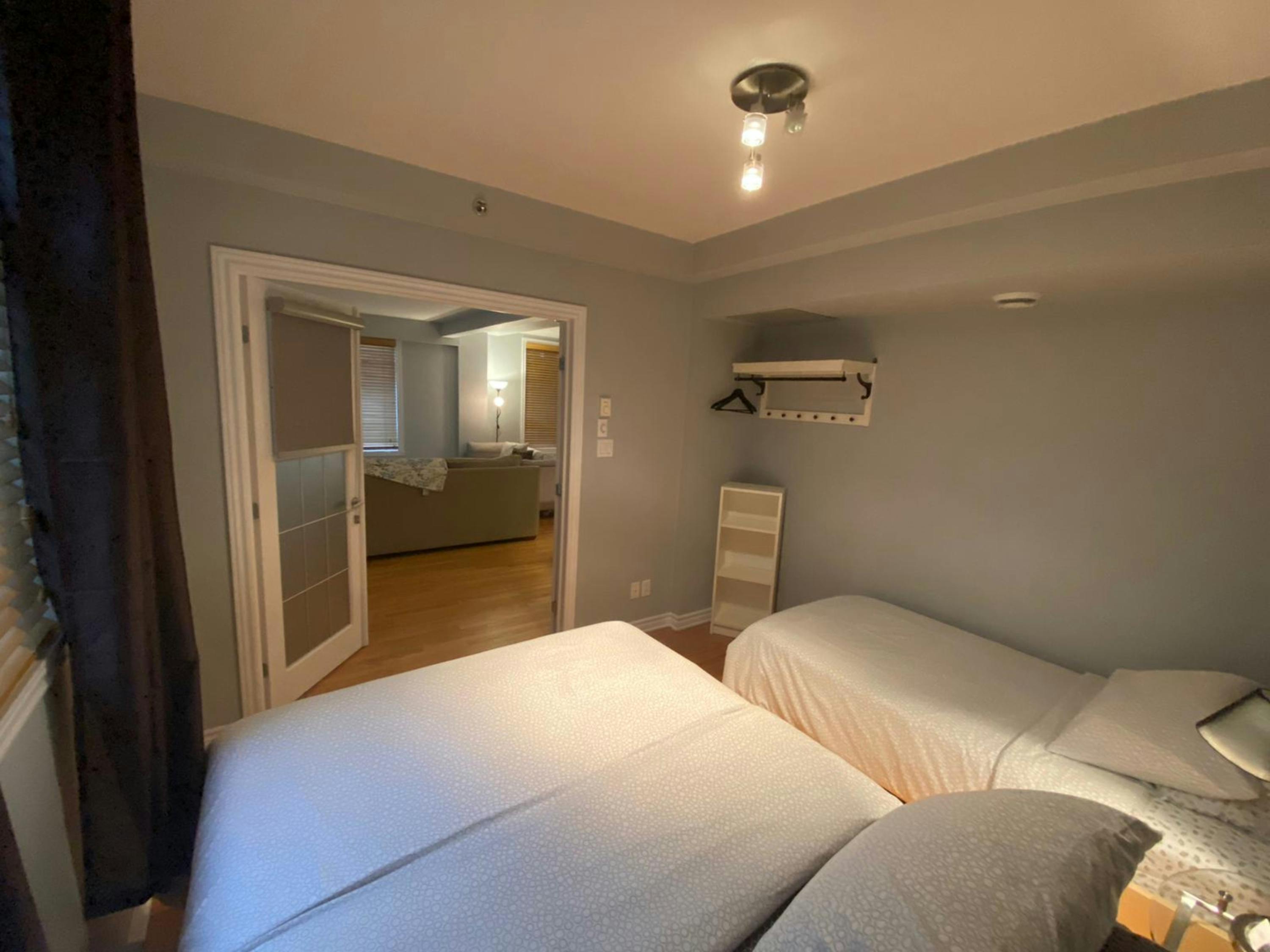 Professional Suite 202 ApartHotelMontreal AppartHôtelMontréal CITQ 222512 2115 Rue Saint Urbain H2X 2N1 #aparthotelmontreal