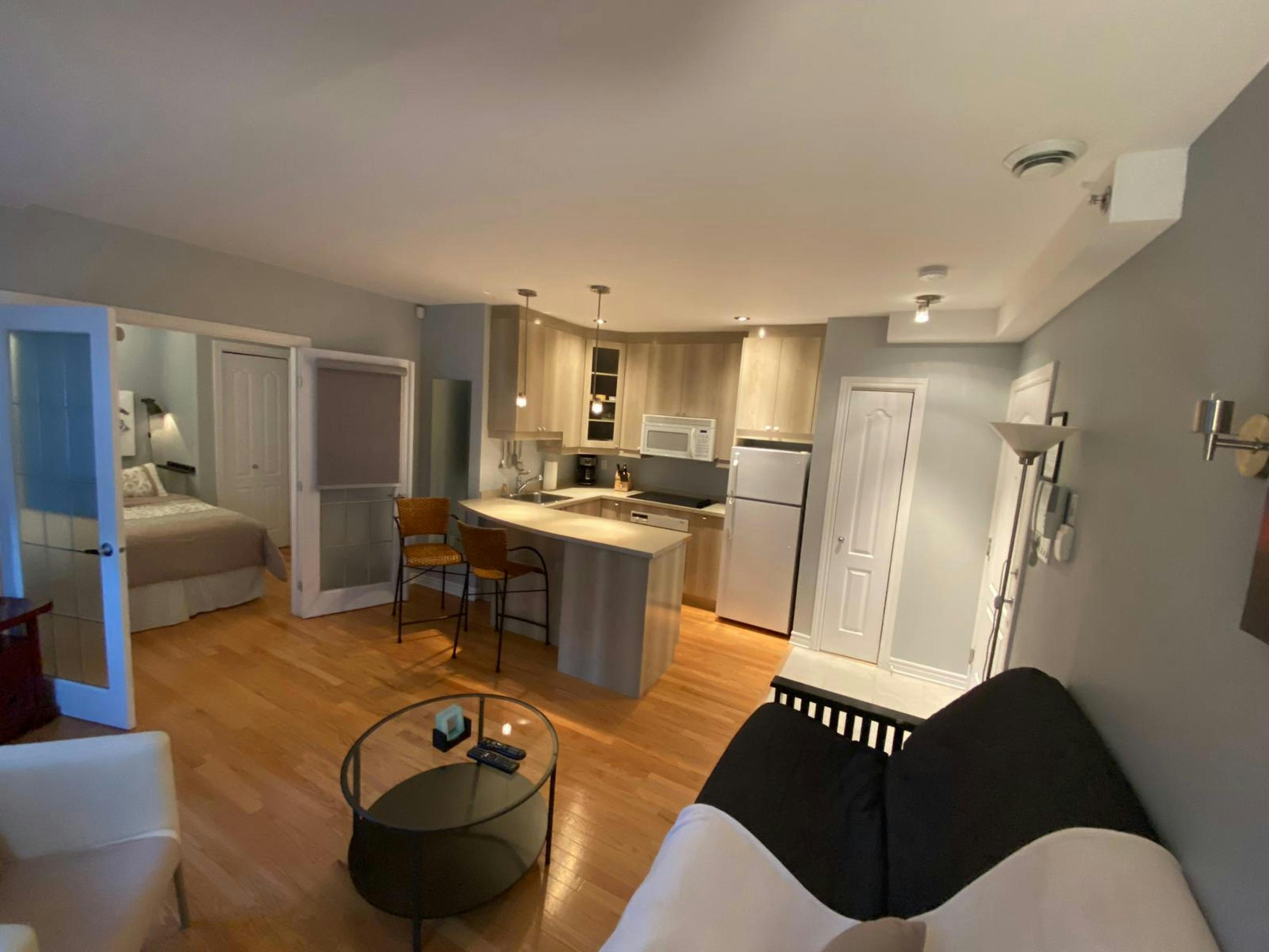 Petit Suite 205 ApartHotelMontreal AppartHôtelMontréal CITQ 222512 2115 Rue Saint Urbain H2X 2N1 #aparthotelmontreal